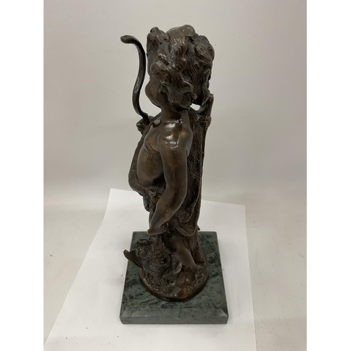 14 - A BRONZE MODEL OF HUNTING BOY ON A GREEN MARBLE BASE, HEIGHT 28CM