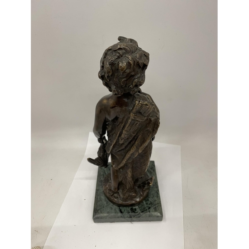 14 - A BRONZE MODEL OF HUNTING BOY ON A GREEN MARBLE BASE, HEIGHT 28CM