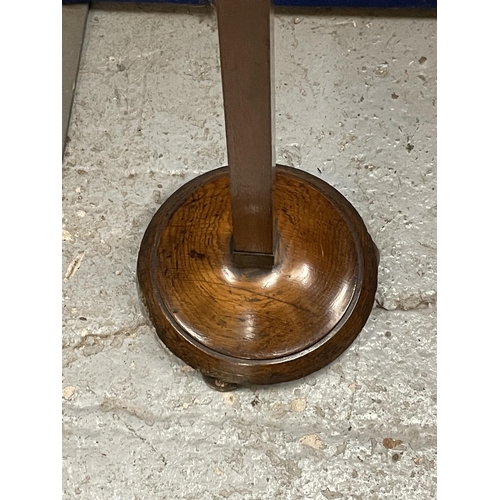 21 - A VINTAGE BARRISTERS WIG STAND