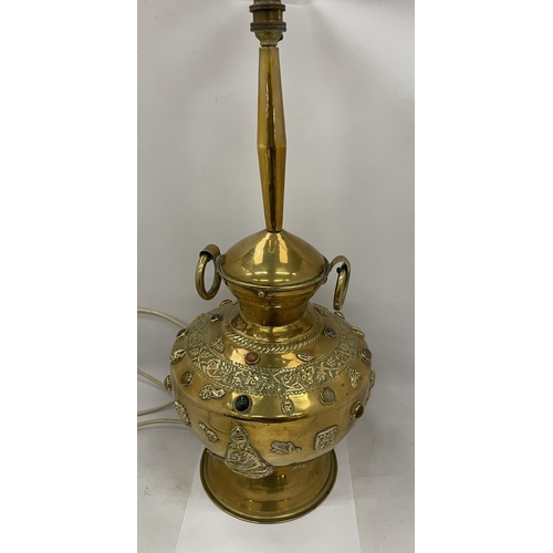 9 - A VINTAGE MIDDLE EASTERN DESIGN BRASS LAMP WITH EMBOSSED STONE AND BUDDHA DESIGN, HEIGHT 58CM