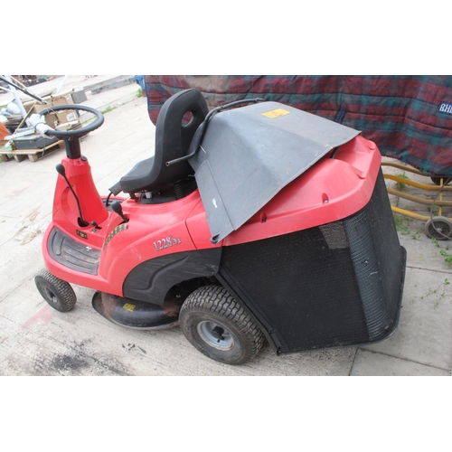 104 - MOUNTFIELD 1228M RIDE ON MOWER  WORKING CUTS & DRIVES OK - NO VAT