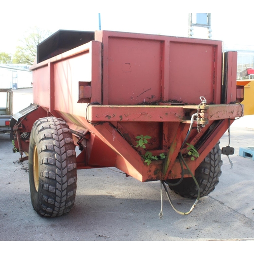 238 - A SINGLE AXLE SIDE DISCHARGE MANURE SPREADER NO VAT