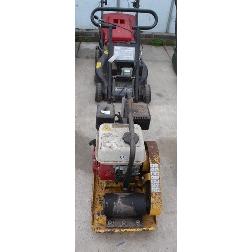 31 - A PETROL COMPACTOR WACKER PLATE BELIEVED IN WORKING ORDER BUT NO WARRANTY GIVEN NO-VAT