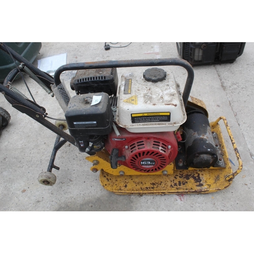 31 - A PETROL COMPACTOR WACKER PLATE BELIEVED IN WORKING ORDER BUT NO WARRANTY GIVEN NO-VAT