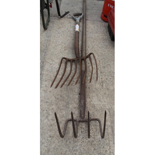 755 - 2 X MUCK FORKS  NO  VAT