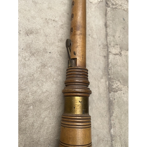 1566 - A VINTAGE WOODEN CRUMHORN WIND INSTRUMENT