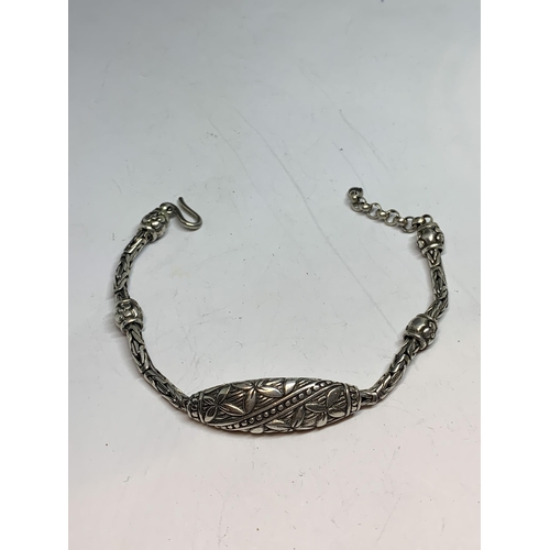 692 - A SILVER BRACELET