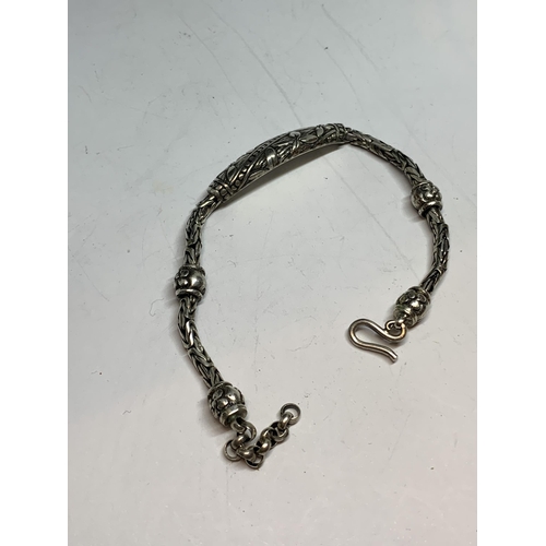 692 - A SILVER BRACELET