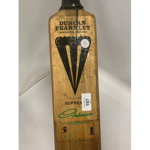 107 - A VINTAGE DUNCAN FEARNLEY CRICKET BAT SIGNED IAN BOTHAM (NO PROVENANCE)