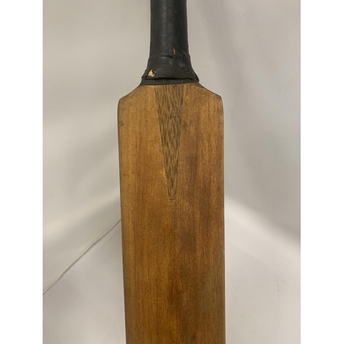 107 - A VINTAGE DUNCAN FEARNLEY CRICKET BAT SIGNED IAN BOTHAM (NO PROVENANCE)