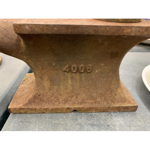 118 - A VINTAGE CAST ANVIL STAMPED WITH THE NUMBER 4006 HEIGHT 10CM, WIDTH 22CM