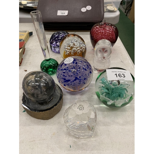 163 - A QUANTITY OF GLASS PAPERWEIGHTS TO INCLUDE WEDGWOOD, ETC - 9 IN TOTAL