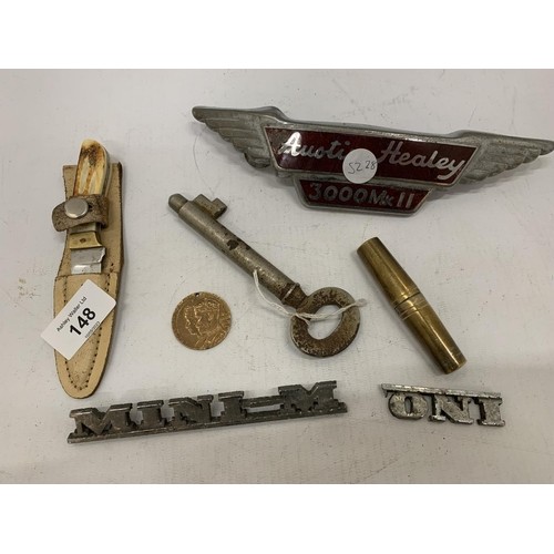 148 - THREE VINTAGE CAR BADGES TO INCLUDE AUSTIN HEALEY, MINI M, ETC, A LARGE GWR KEY, PENKNIFE, ETC