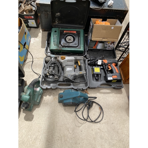 AN ASSORTMENT OF POWER TOOLS TO INCLUDE A TITAN HAMMER DRILL, A