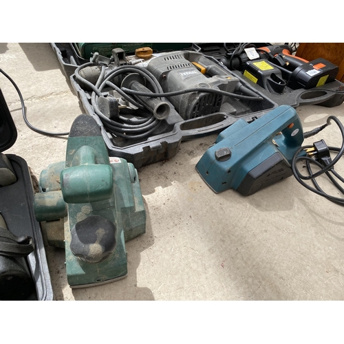 AN ASSORTMENT OF POWER TOOLS TO INCLUDE A TITAN HAMMER DRILL, A