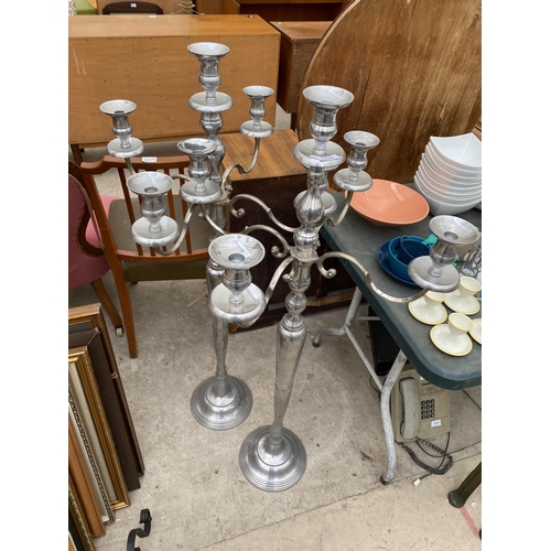 A PAIR OF LARGE DECORATIVE METAL FOUR BRANCH CANDLE HOLDERS (H122CM)