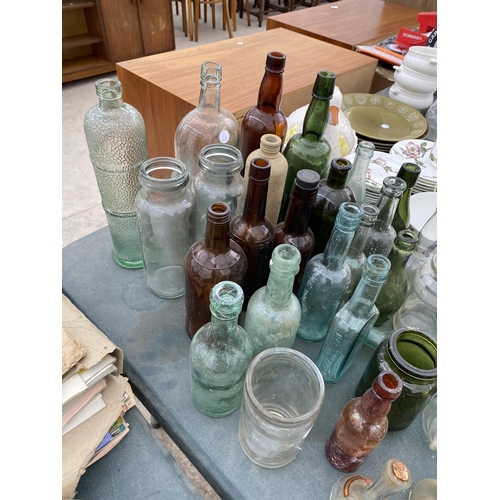 1880 - A LARGE ASSORTMENT OF GLASS BOTTLES TO INCLUDE SOME BEARING NAMES