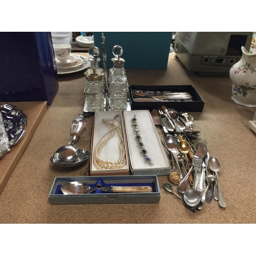 1081 - A MIXED LOT TO INCLUDE A SILVER PLATED CRUET STAND WITH GLASS BOTTLES, SOUVENIR TEASPOONS, FLATWARE,... 