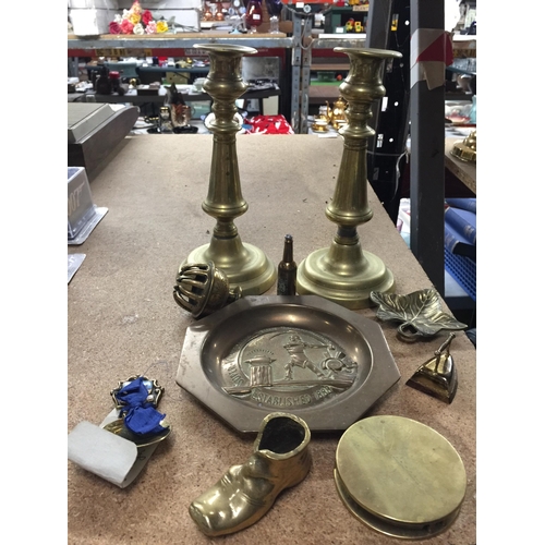 1084 - A QUANTITY OF BRASSWARE TO INCLUDE CANDLESTICKS, A PRAYER BELL, TEA CADDY SPOON, ETC