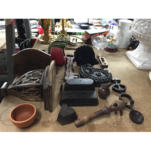 1086 - A QUANTITY OF TREEN ITEMS TO INCLUDE CARVED WALL SCONCES, STAMPS, SMALL LOVING SPOONS, ETC