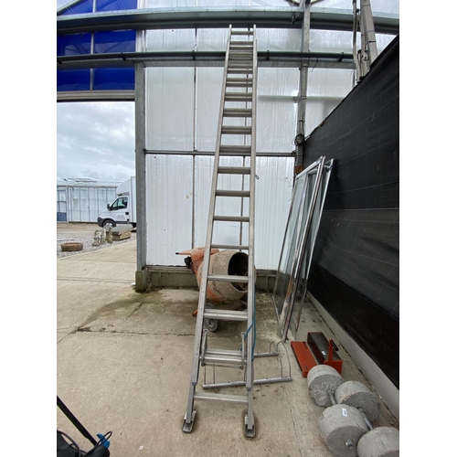 1995 - A TWO SECTION 22 RUNG ALUMINIUM EXTENDING LADDER