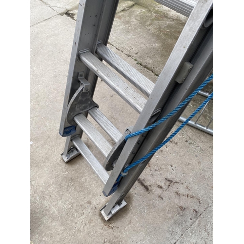 1995 - A TWO SECTION 22 RUNG ALUMINIUM EXTENDING LADDER