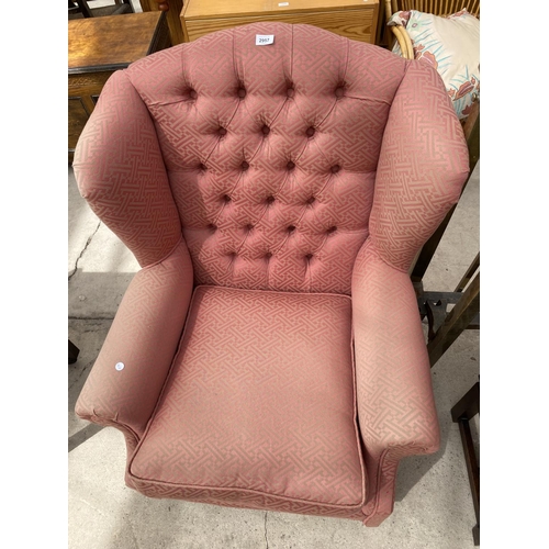 2957 - A MODERN BUTTON-BACK WINGED EASY CHAIR