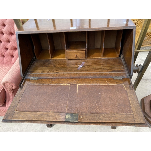 2958 - AN EARLY 20TH CENTURY OAK BUREAU ON OPEN BASE, 28.5