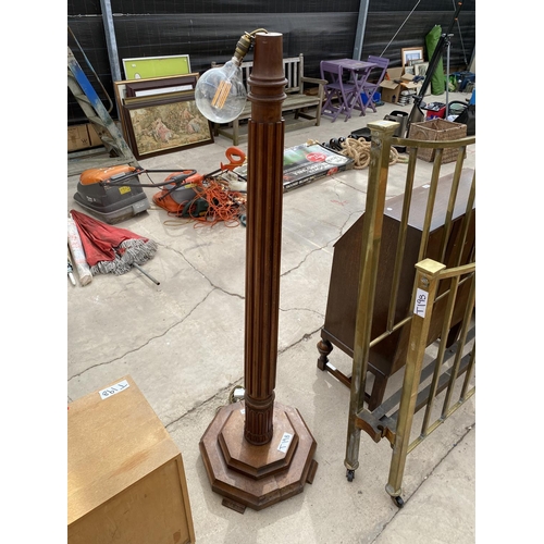 2959 - A MAHOGANY STANDARD LAMP ON TAPERED AND FLUTED COLUMN, ON STEPPED BASE