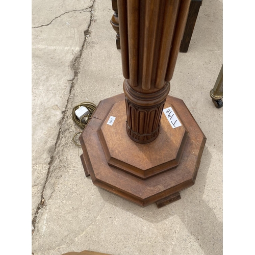 2959 - A MAHOGANY STANDARD LAMP ON TAPERED AND FLUTED COLUMN, ON STEPPED BASE