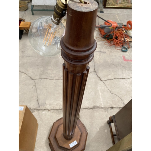 2959 - A MAHOGANY STANDARD LAMP ON TAPERED AND FLUTED COLUMN, ON STEPPED BASE