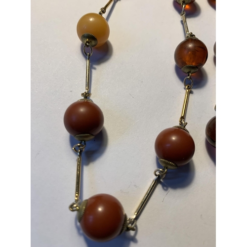 532 - AN AMBER AND BUTTERSCOTCH NECKLACE