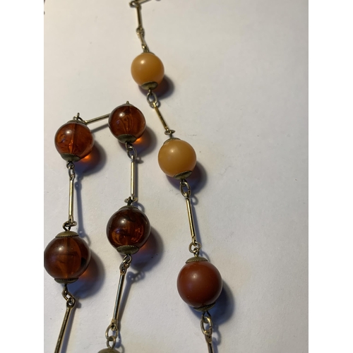 532 - AN AMBER AND BUTTERSCOTCH NECKLACE