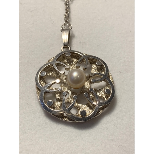 542 - A SILVER NECKLACE WITH PENDANT IN A PRESANTATION BOX