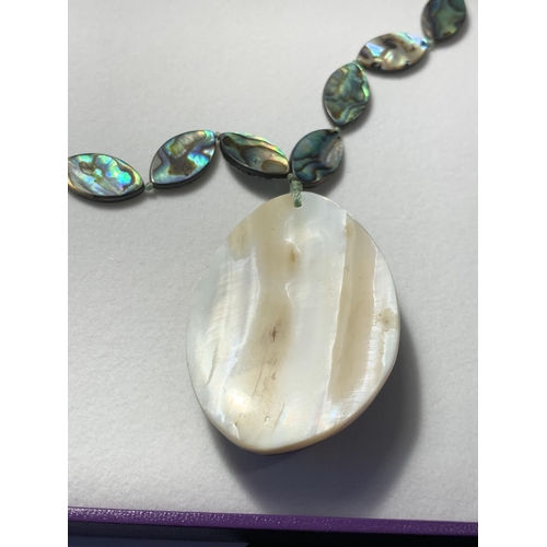 543 - A MOTHER OF PEARL NECKLACE IN A PRESENTATION BOX