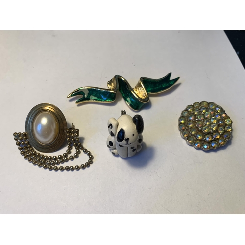 569 - TEN COSTUME JEWELLERY BROOCHES