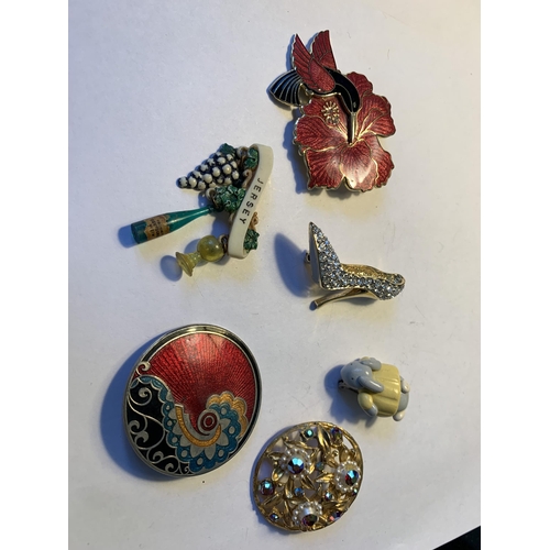 569 - TEN COSTUME JEWELLERY BROOCHES