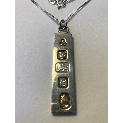 572 - A SILVER NECKLACE WITH A HALLMARKED LONDON SILVER INGOT PENDANT IN A PRESENTATION BOX