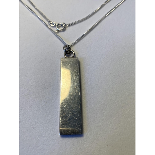 572 - A SILVER NECKLACE WITH A HALLMARKED LONDON SILVER INGOT PENDANT IN A PRESENTATION BOX