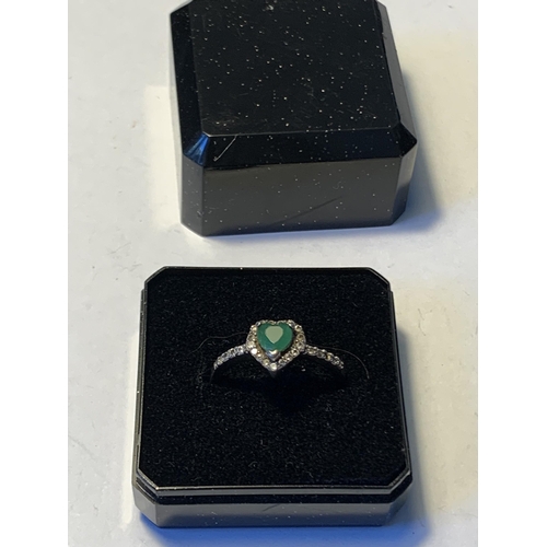 574 - A SILVER END EMERALD RING IN A PRESENTATION BOX