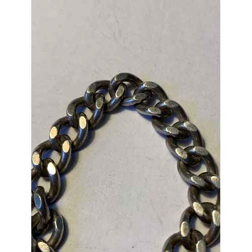 577 - A HEAVY SILVER WRIST CHAIN