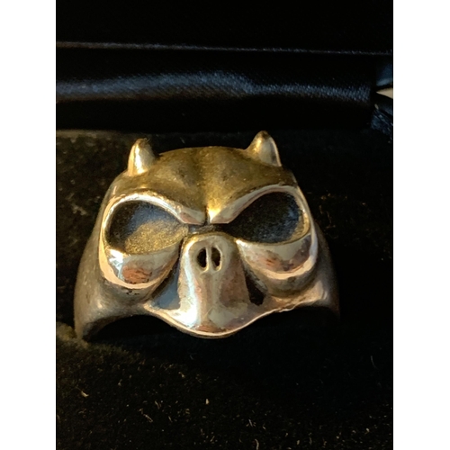 596 - A LARGE SKULL RING IN A PRESENTATION BOX