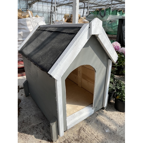 172 - A WOODEN GREY AND WHITE PAINTED  DOG KENNEL