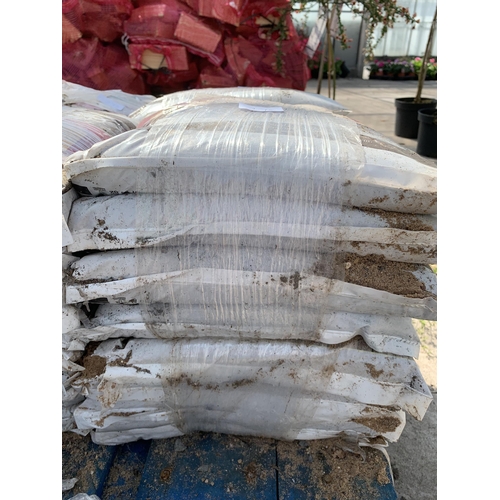 272 - SIXTEEN 5KG BAGS OF GRIT SAND NO VAT