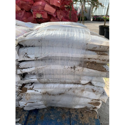 273 - SIXTEEN 5KG BAGS OF GRIT SAND NO VAT