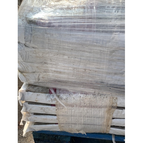 284 - SIXTEEN 5KG BAGS OF GRIT SAND NO VAT