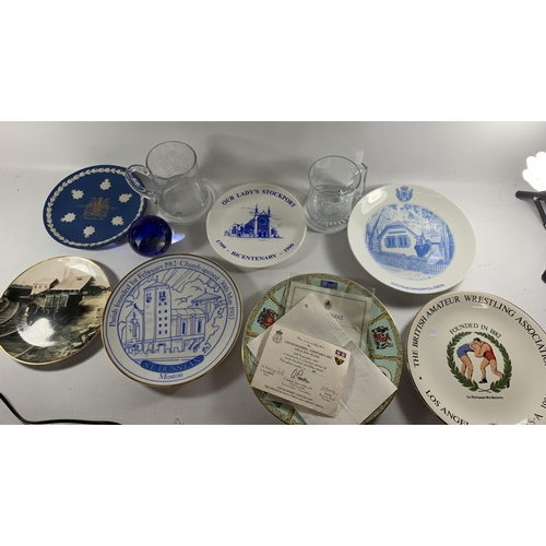 46 - * A COLLECTION OF POLICE GLASS AND CERAMICS TO INCLUDE TANKARDS, WEDGWOOD METROPOLITAN POLICE 150TH ... 