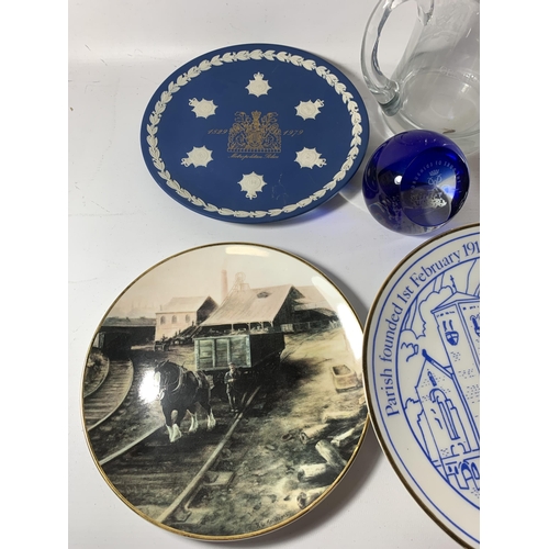 46 - * A COLLECTION OF POLICE GLASS AND CERAMICS TO INCLUDE TANKARDS, WEDGWOOD METROPOLITAN POLICE 150TH ... 