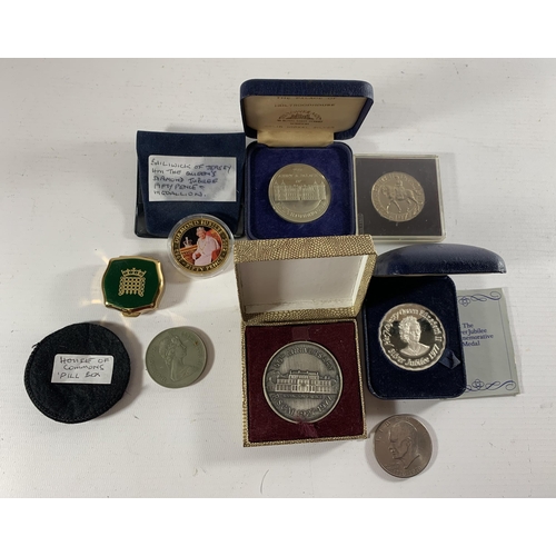 50 - * A CASED SILVER QUEEN ELIZABETH II SILVER JUBILEE MEDAL, FURTHER JUBILEE COIN ETC