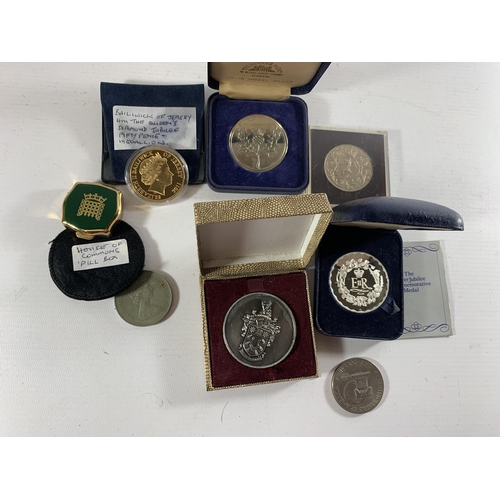 50 - * A CASED SILVER QUEEN ELIZABETH II SILVER JUBILEE MEDAL, FURTHER JUBILEE COIN ETC